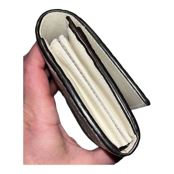 GUCCI Guccisima White Calfskin
Leather Bow Wallet Full Inclusion - Picture 7 of 13